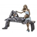 FIGURKA PARA ZAKOCHANYCH SIEDZĄCA NA ŁAWCE 18x22cm GRAFITOWA BŁĘKITNA ZŁOTA