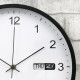 ZEGAR ŚCIENNY BIAŁY CZARNY 30cm Z DATOWNIKIEM QUARTZ NOWOCZESNY OKRĄGŁY